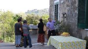 Ferdinando Gargiulo delucida ai turisti l'uso e la realizzazione dei tanti attrezzi agricoli presenti nell'azienda, utilizzati un tempo