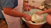 Qui Benedetto delucida uno dei momenti cardini in cui avviene la nascita di una mozzarella o treccia massese