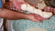 A fine lavorazione Benedetto mostra quanto realizzato al momento (Treccia Massese) grazie al lavoro tramandato nei secoli di cui e' orgoglioso