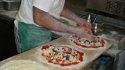 Qui vediamo Lucio all'opera mentre realizza alcune pizze per i turisti presenti al tour enogastrnomico.