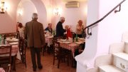 I tursiti dopo aver assistito al tutto, si accomodano nella ospitale Pizzeria di Lucio per gustarsi la loro pizza appena farcita