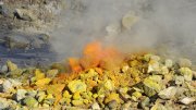 Gettito di Vapore con intenso odore di zolfo che deposita sulle pietre del realgar di colore rosso-arancione