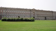 Palazzo Reale di Caserta con il Parco: Carlo di Borbone portò un notevole contributo all'elaborazione del disegno generale, ed ancor di più Maria Amalia di Sassonia, che scelse personalmente stoffe e decori.