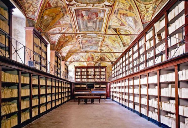 Interno: Sala Biblioteca Principale Archivio di Stato di Napoli di ALENAPOLI Tour
