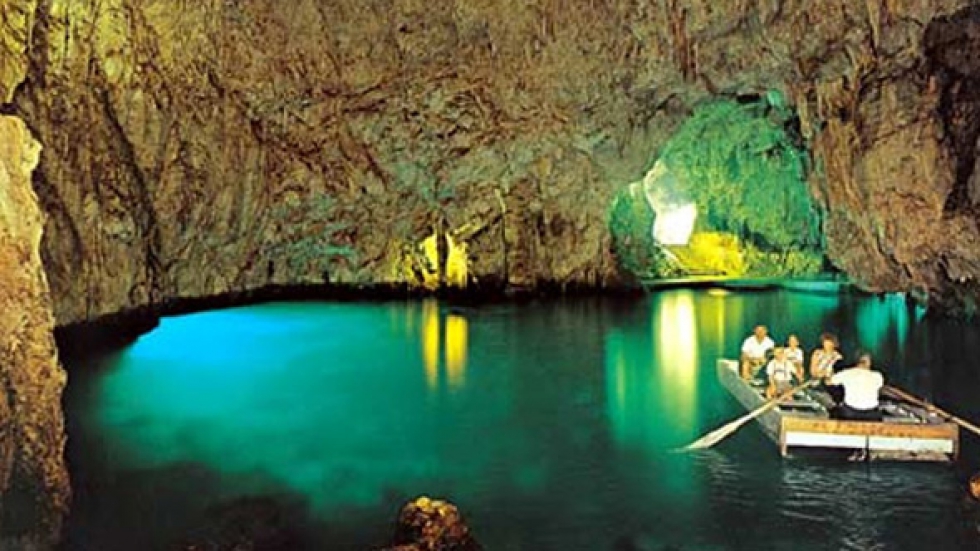 Interno della Grotta dello Smeraldo di Conca dei Marini di ALENAPOLI Tour