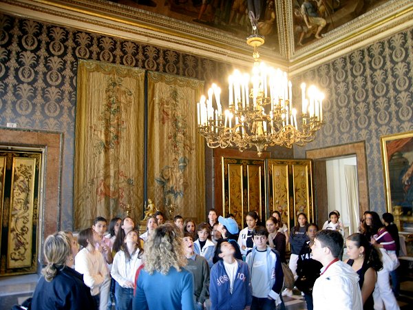 Gruppo Scuola in visita al Palazzo Reale di Napoli di ALENAPOLI Tour