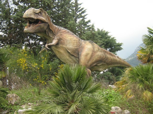 Tyrannosauro Rex all'interno del Parco dei Dinosauri di ALENAPOLI Tour