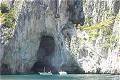 Una delle grotte più suggestive di Capri è sicuramente la Grotta Bianca, il cui colore è di un bianco candido e in cui è presente una stalagmite somigliante alla Madonna in preghiera.